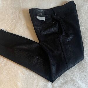 NWT Simply Vera Vera Wang Black Textured snake print  Skinny Pants